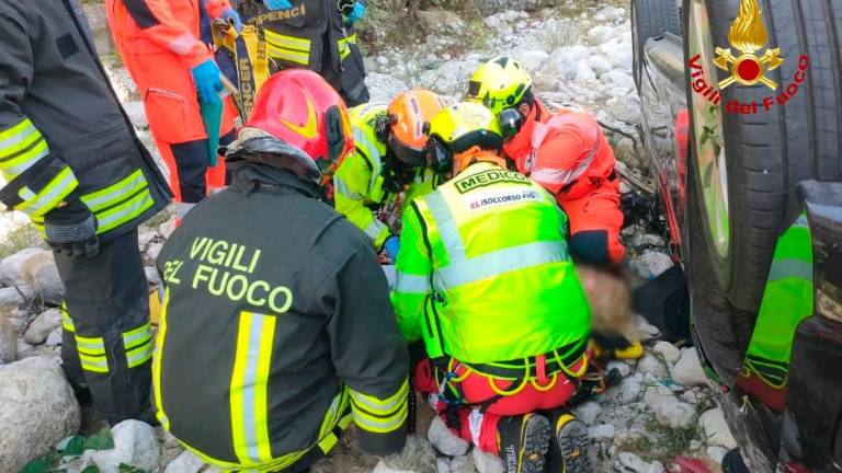 Izgubila nadzor nad avtomobilom in zapeljala v rečno strugo (foto in video)