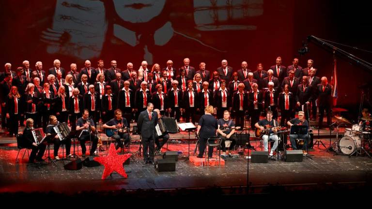 Tržaški partizanski pevski zbor Pinko Tomažič navdušil v gledališču Rossetti