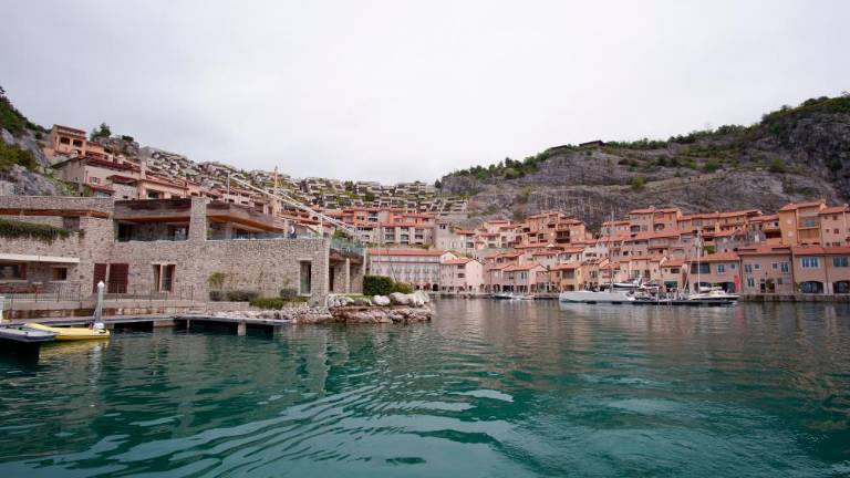 Zaposleni naselja Portopiccolo na čakanju na delo