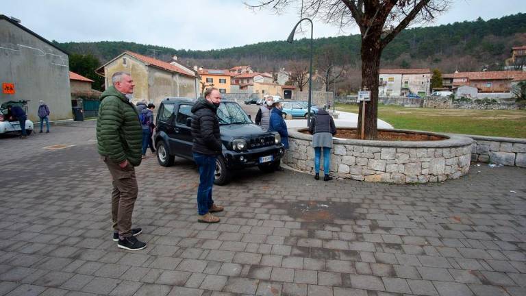 Zbiranje podpisov proti fašistični propagandi s polno paro