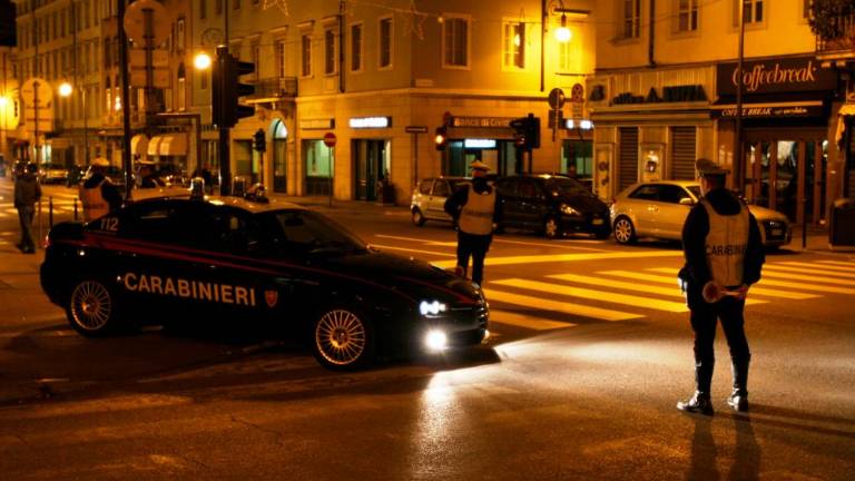 Z nadlegovanjem in grožnjami ni prenehal niti ob prihodu karabinjerjev