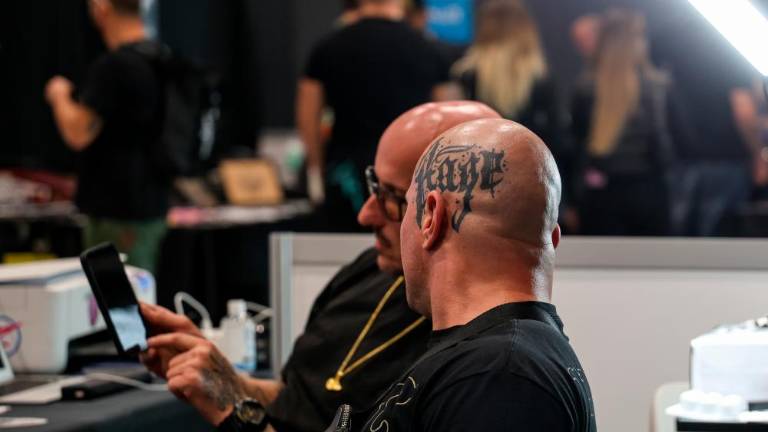 Umetniki tetovaž in piercingov v Starem pristanišču