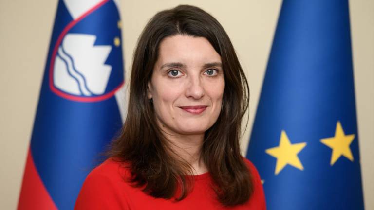 Ministrica Simona Kustec je okužena