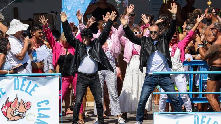 V vodo v kostumih vseh vrst