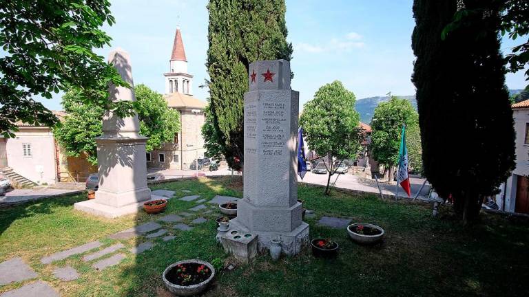 Spoštljiv poklon padlim ob 25. aprilu