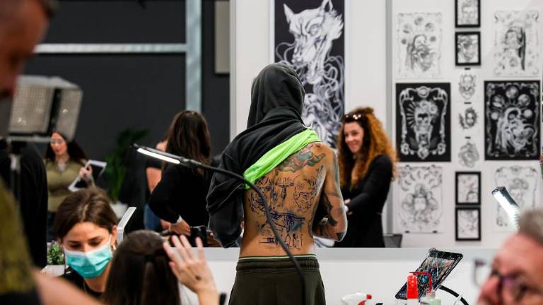 Umetniki tetovaž in piercingov v Starem pristanišču