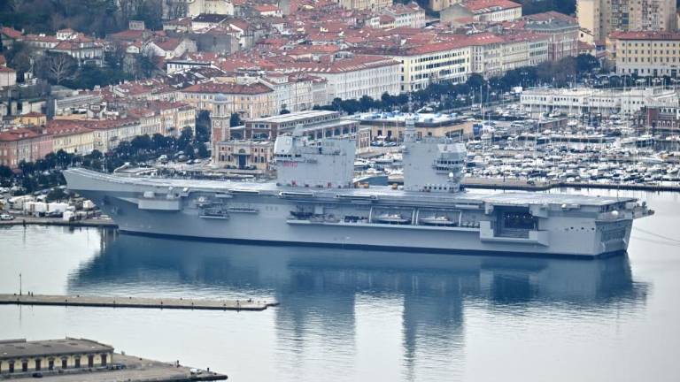 Velikanka italijanske mornarice privezana v Trstu