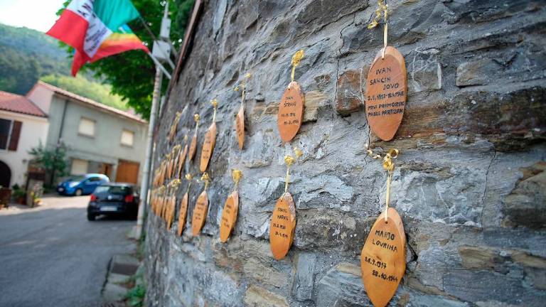 Spoštljiv poklon padlim ob 25. aprilu