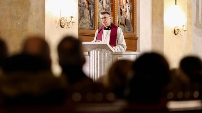 »V mestu lučke, v srcih tema«