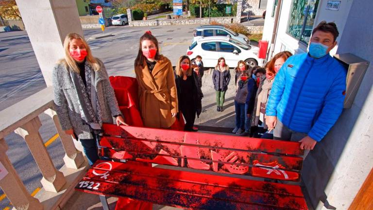 Rdeče klopi proti nasilju nad ženskami