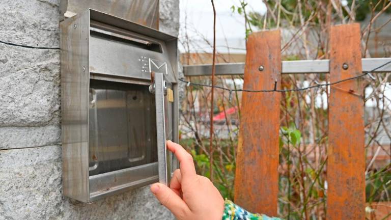 Pismonoše preobremenjeni, nadur jim ne plačujejo