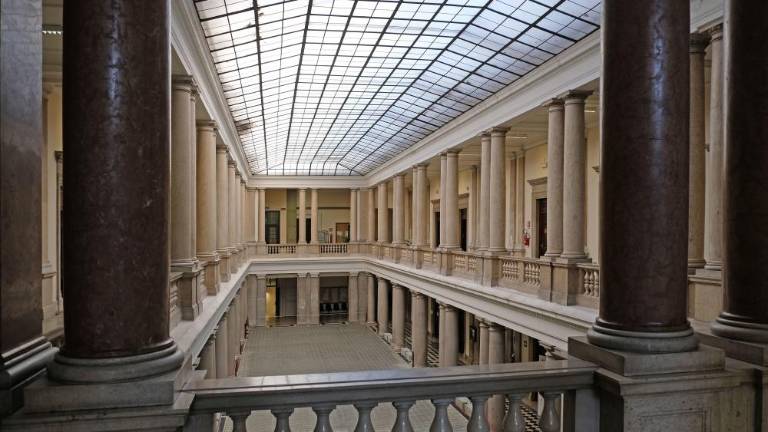 Ministrstvo bo moralo plačati odškodnino za tehnika, ki je zbolel zaradi azbesta