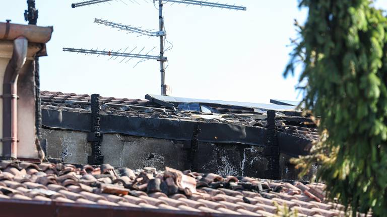 Med požarom ostal ujet v svoji sobi, rešili so ga gasilci