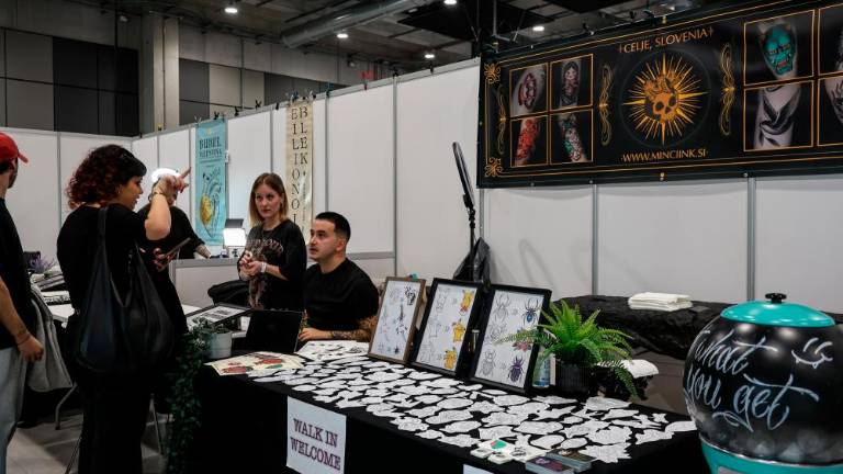 Umetniki tetovaž in piercingov v Starem pristanišču