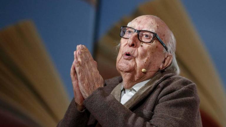 Umrl je Andrea Camilleri