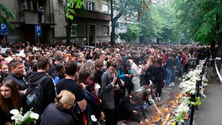 V Beogradu zaslišujejo očeta 13-letnega napadalca