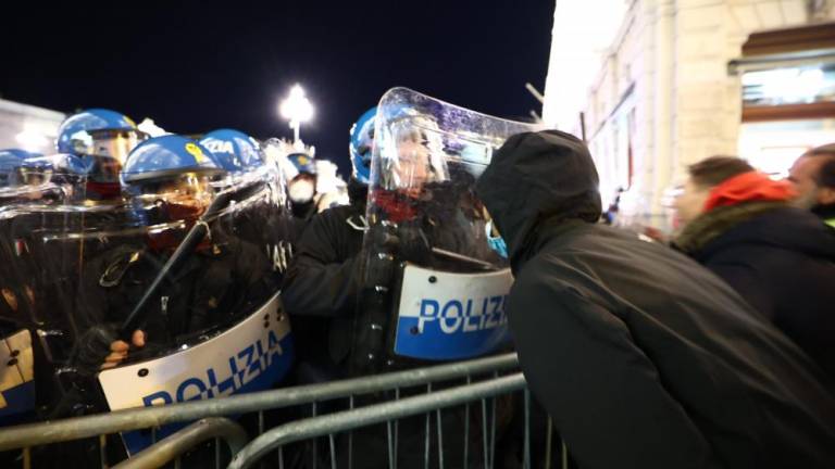 Policija razpustila protestni shod (video)