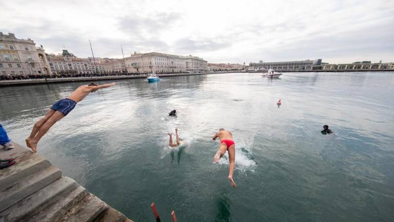 Grki skakali v vodo po križ