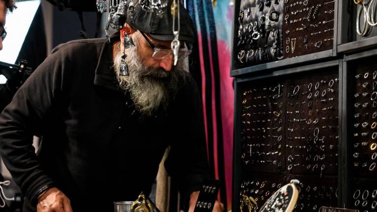 Umetniki tetovaž in piercingov v Starem pristanišču