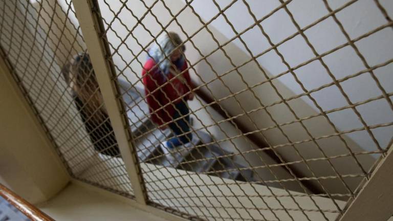 Slovenski dijaki v vlogi vodičev po nekdanji umobolnici