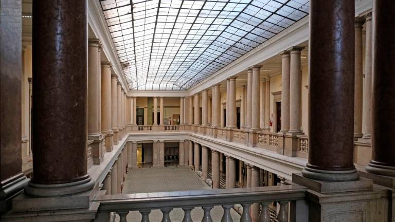 Grozil z dvema pištolama in ukradel rolex ter zlatnino