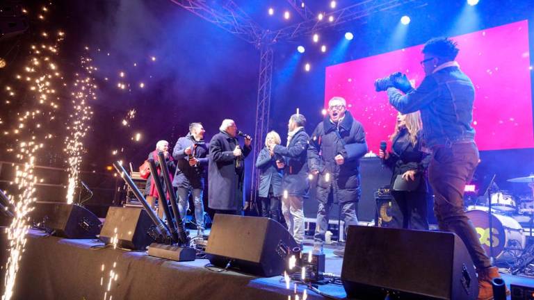 Oboji so premagali mraz: v Gorici glasba in ognjemet, v Novi Gorici Mambo Kings (foto)