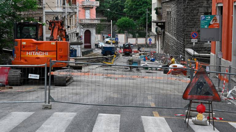 Spodnji del Ulice Commerciale od 13. ure spet odprt za promet