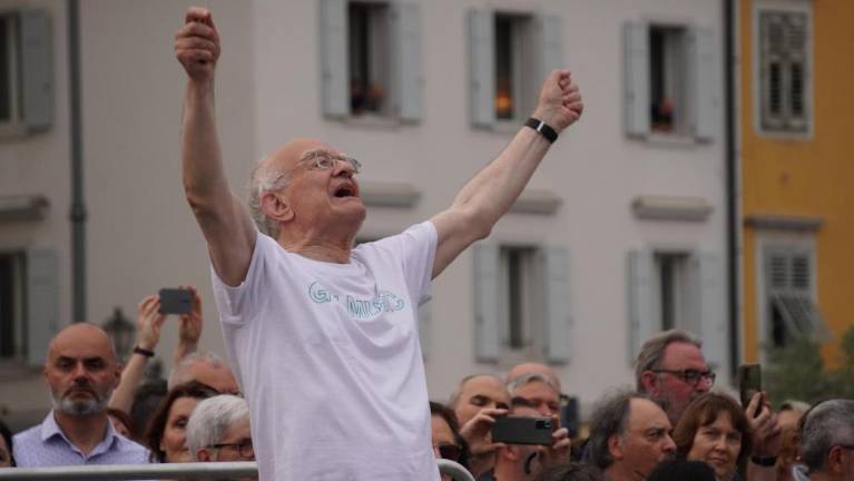 John Rutter na Travniku vodil več sto pevcev in orkester
