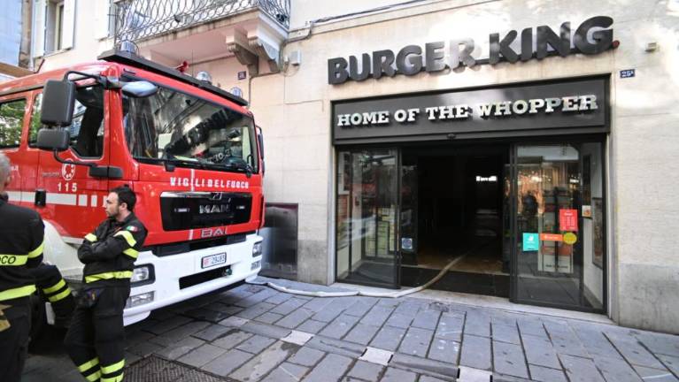 Zaradi požara evakuirali stanovanjsko hišo in hotel