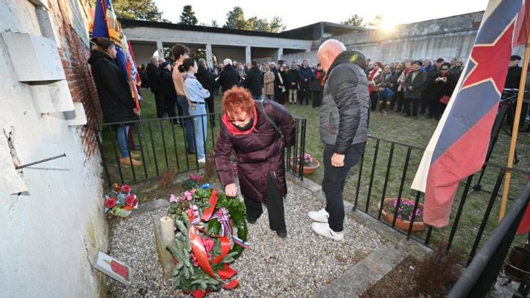 Opensko obeležje povezuje