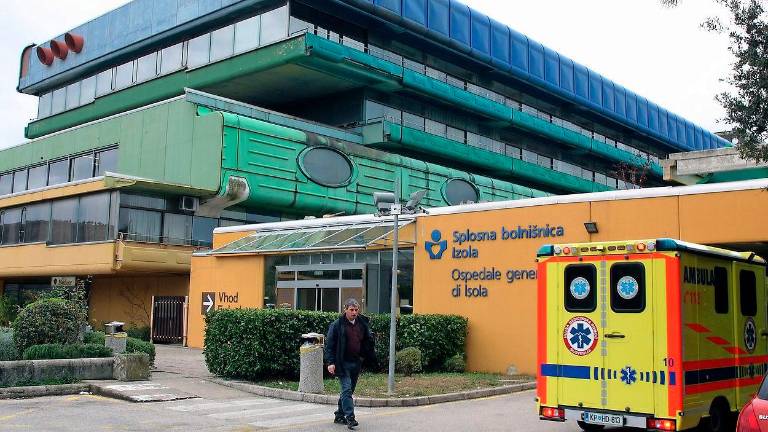 Koprski policisti iščejo voznika, ki je podrl kolesarko