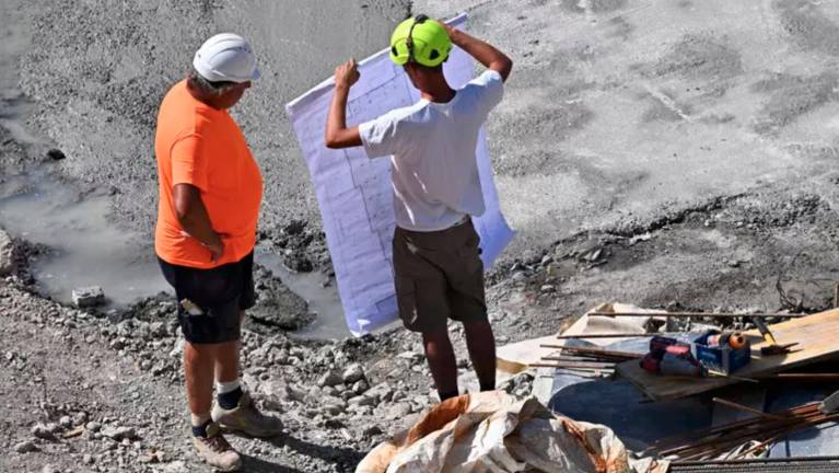 Za zaščito delavcev pred vročino dela na prostem zgodaj popoldne prepovedana