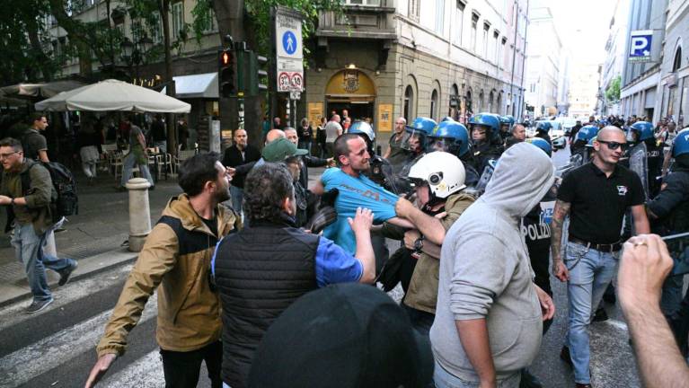 Napadli antifašiste in iztegovali desnice za Grilza (FOTO in VIDEO)