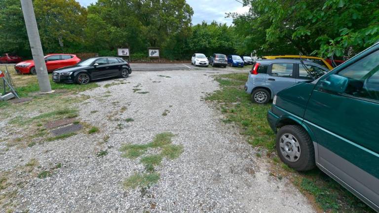 Proti divjemu parkiranju ob začetku kolesarske steze