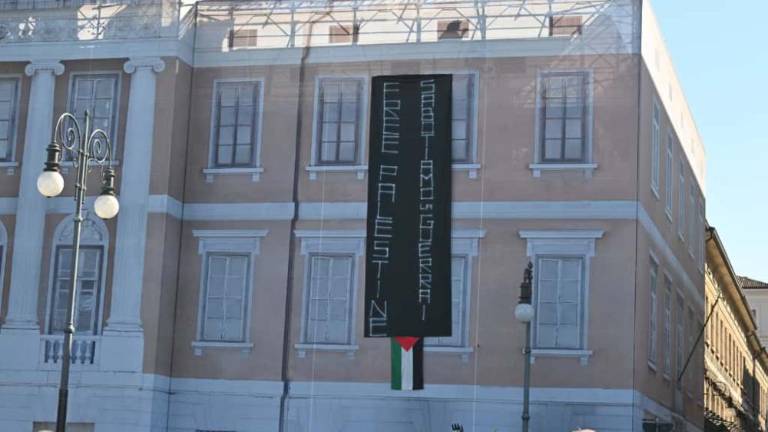 Transparent proti vojni sneli gasilci