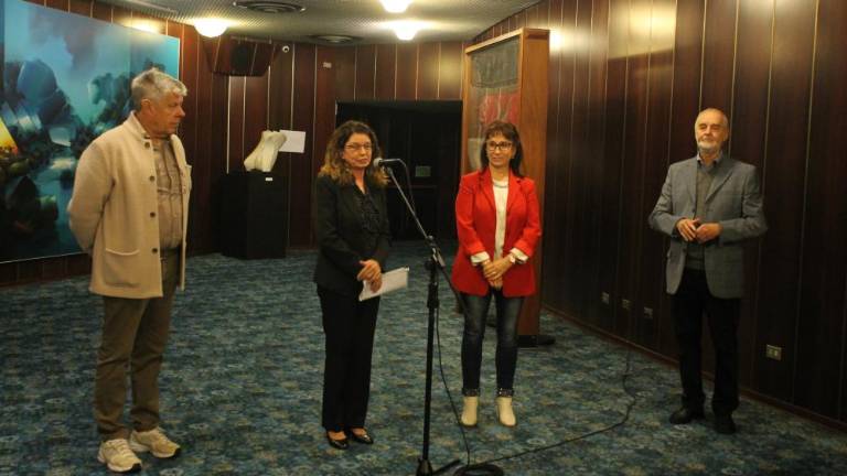 S slikarsko lopatico ustvarja na platnu in lesu