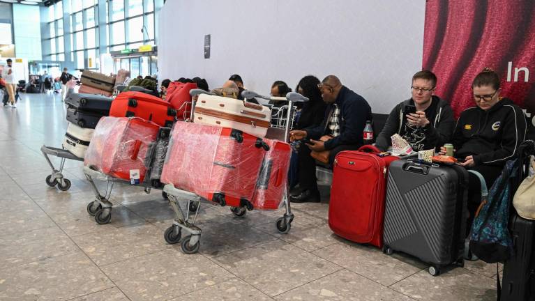 V Dubaju in drugje zaradi odpovedi poletov obtičalo tisoč Slovencev