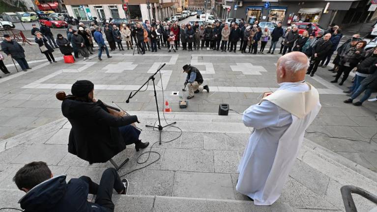 Trst bogatejši za trinajst novih spotikavcev