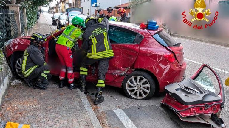Avtomobil po trčenju odbilo v zid