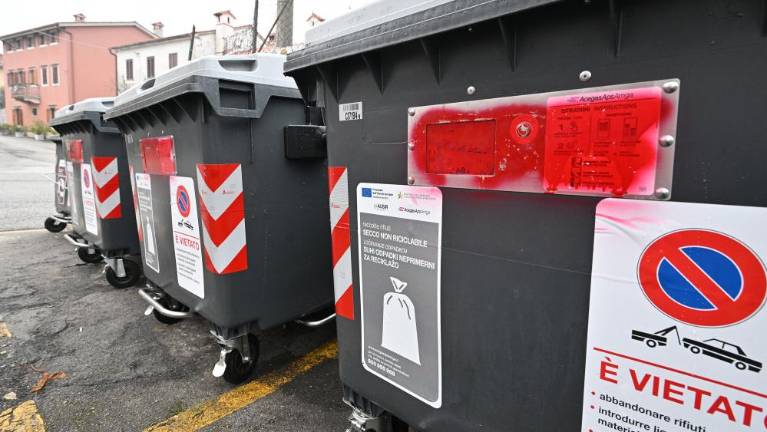 NAJ FOTO TEDNA: Odpor do novih zabojnikov na Krasu