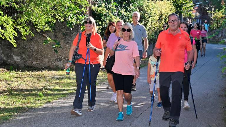 Člani banke peš od Nabrežine do Miramara