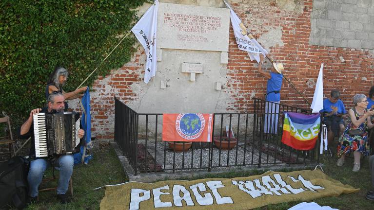 Mirovnike podprla slovenska društva