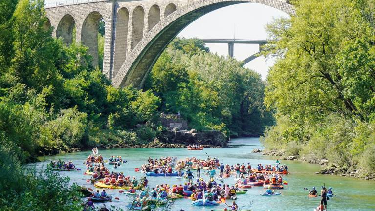 Soška regata združuje, nove pregrade razburjajo