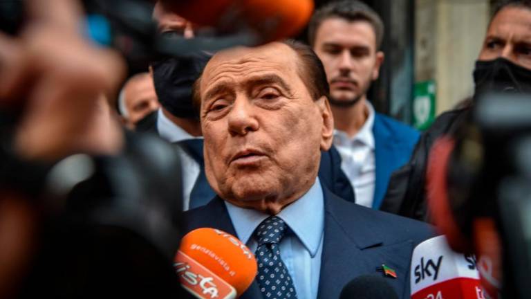 Berlusconi vrgel puško v koruzo