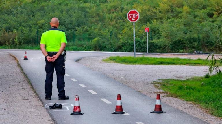 V trčenju z motorjem umrl kolesar