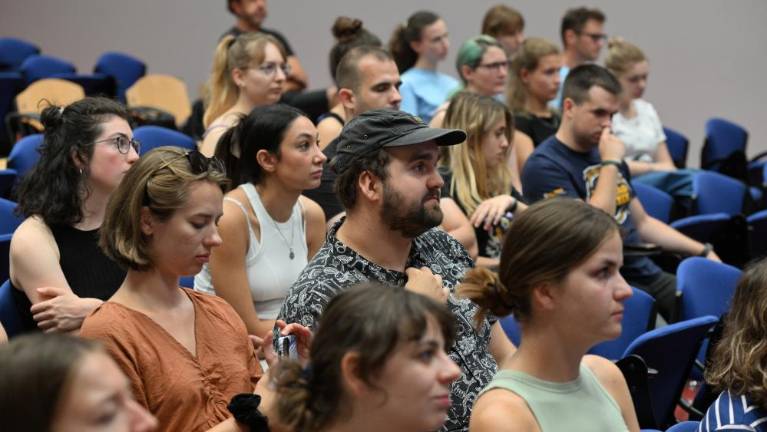 Delali bodo podkast, scenografijo in vadili gledališko predstavo