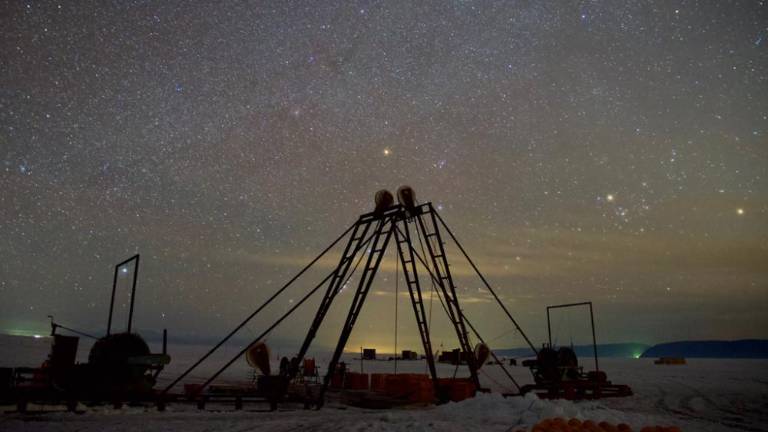 Pod gladino Bajkalskega jezera orjaški teleskop