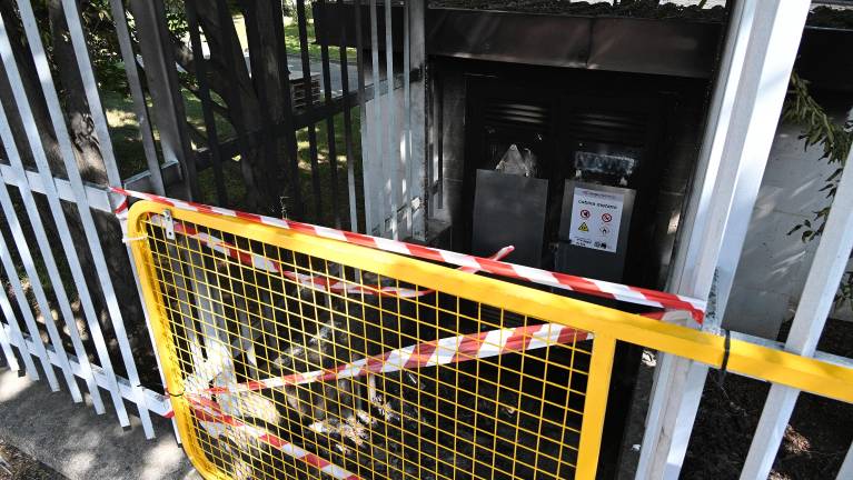 V priporu po poskusu kraje pištole policistki