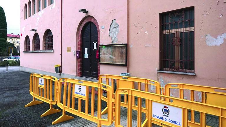 Sprejemna središča v Gorici spet pokajo po šivih