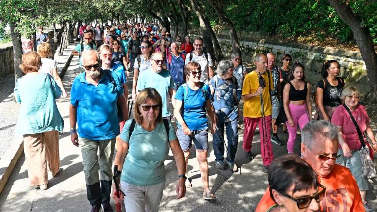 Člani banke peš od Nabrežine do Miramara